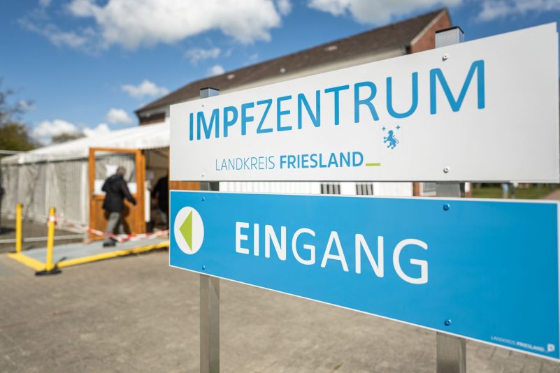 Wegen der Vorfälle im Impfzentrum in Schortens muss sich eine damalige Krankenschwester verantworten.
