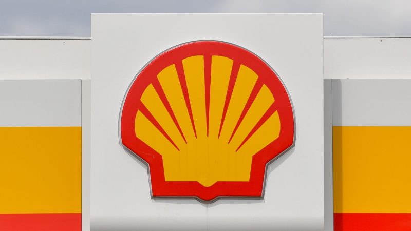 Das Shell-Logo der an einer Tankstelle.
