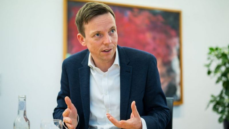 Tobias Hans (CDU), Ministerpräsident des Saarlandes, kritisiert in einem Video die hohen Spritpreise.