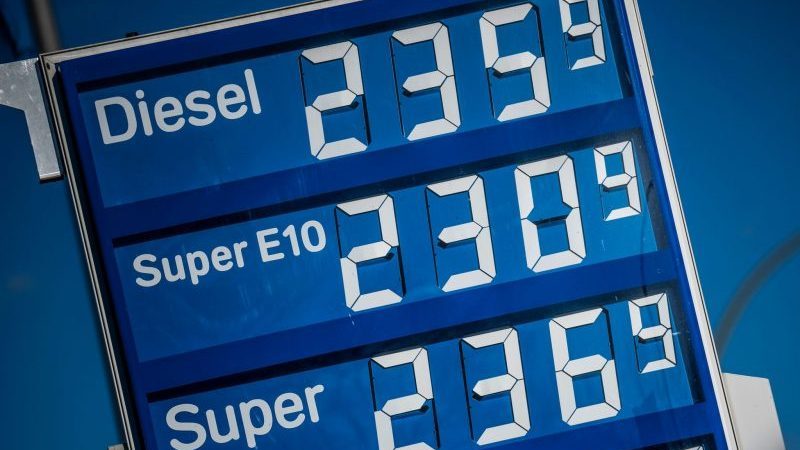Die Spritpreise für Diesel und Benzin sind an einer Tankstelle angezeigt.