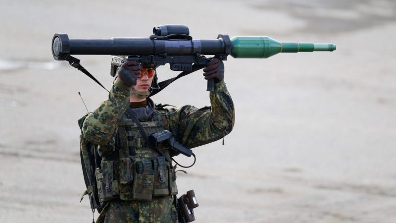 Ein Soldat der Bundeswehr hält während einer Gefechtsvorführung die Panzerfaust 3 in die Luft.