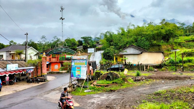 Hinter dem indonesischen Dorf Cangkringan in Sleman stößt der Vulkan Merapi heiße Wolken aus, die etwa 250 Bewohner zur Flucht in Notunterkünfte zwangen.