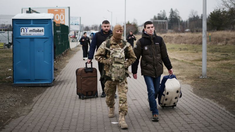 Der ukrainische Präsident Wolodymyr Selenskyj hatte eine Zahl von 16.000 ausländischen Kämpfern als Ziel ausgegeben - diese Marke soll bereits überschritten sein.