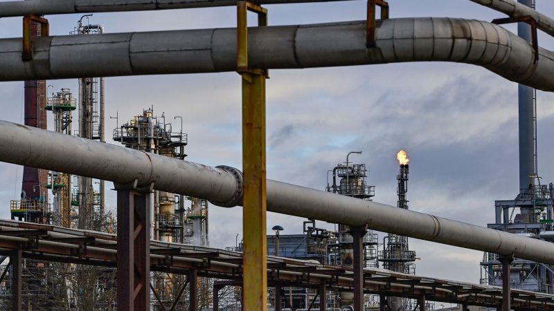 Aktuell kommt noch russisches Rohöl in deutschen Raffinerien an - doch der Druck in der Bevölkerung wächst, Russland mit einem Energie-Embargo zu belegen.