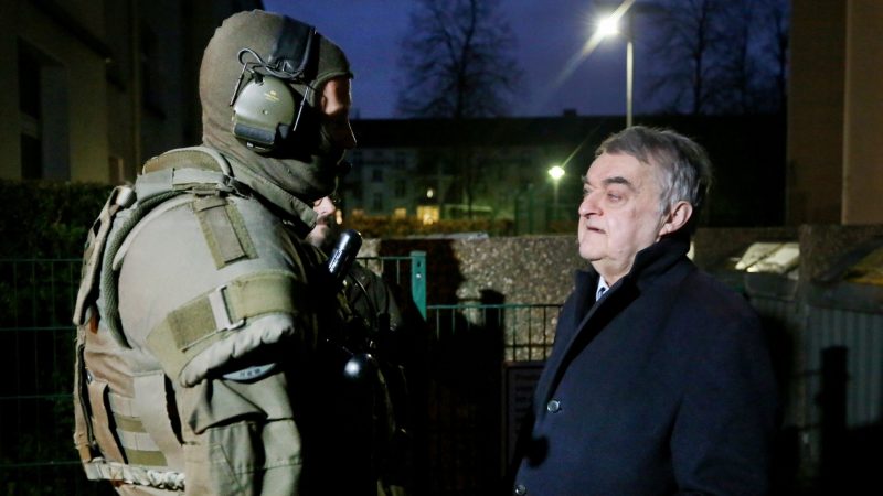 NRW-Innenminister Reul warnt vor Ausländerkriminalität und wird mit früherer Schönfärberei konfrontiert