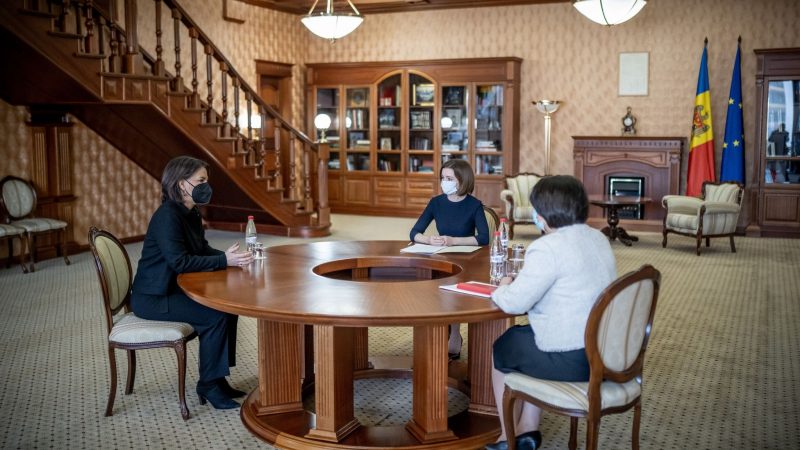 Außenministerin Annalena Baerbock (l.) spricht in Chisinau mit Maia Sandu (M), der Präsidentin der Republik Moldau und Natalia Gavrilita (r), der Ministerpräsidentin aus Moldau.