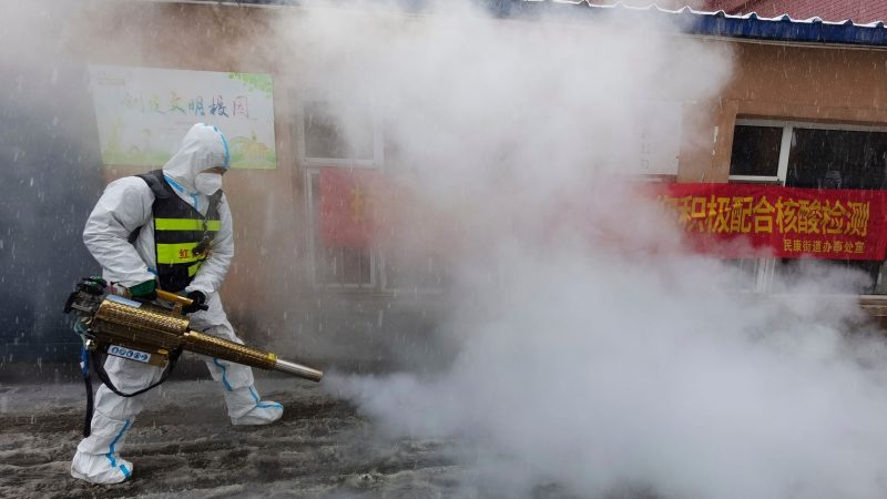 Ein Freiwilliger in China desinfiziert ein Gebiet. Die Metropole Changchun wurde nach mehreren Hundert Corona-Infektionen in einen Lockdown geschickt.
