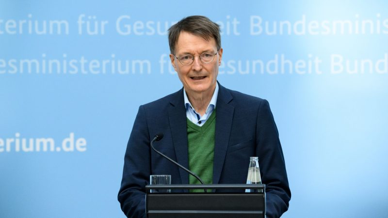 Bundesgesundheitsminister Karl Lauterbach (SPD) ruft angesichts der hohen Corona-Infektionszahlen erneut zum Impfen auf.