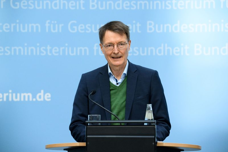 Bundesgesundheitsminister Karl Lauterbach (SPD) ruft angesichts der hohen Corona-Infektionszahlen erneut zum Impfen auf.
