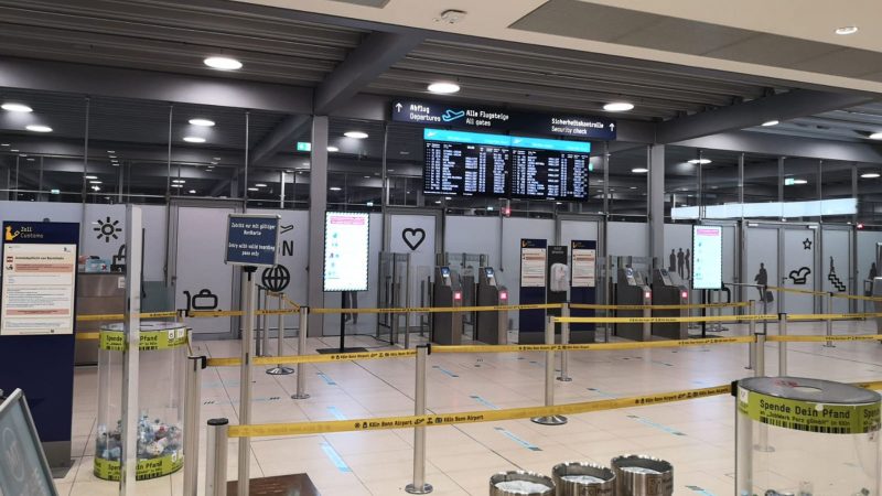 Kurz nach Streikbeginn ist der Bereich vor der geschlossenen Sicherheitskontrolle am Flughafen Köln/Bonn verwaist.