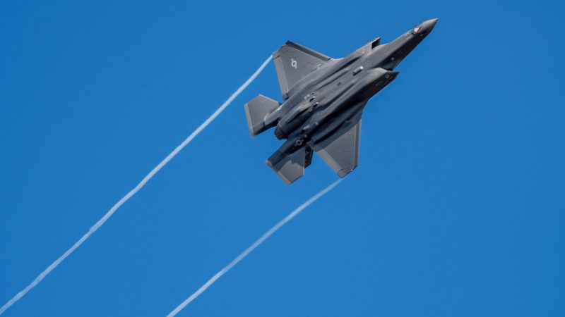 Ein US-Kampfflugzeug vom Typ F-35 fliegt über der Eifel bei Spangdahlem.