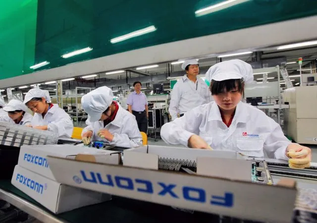 Chinesische Mitarbeiter des Apple-Zulieferers Foxconn arbeiten im Lunghua-Werk.
