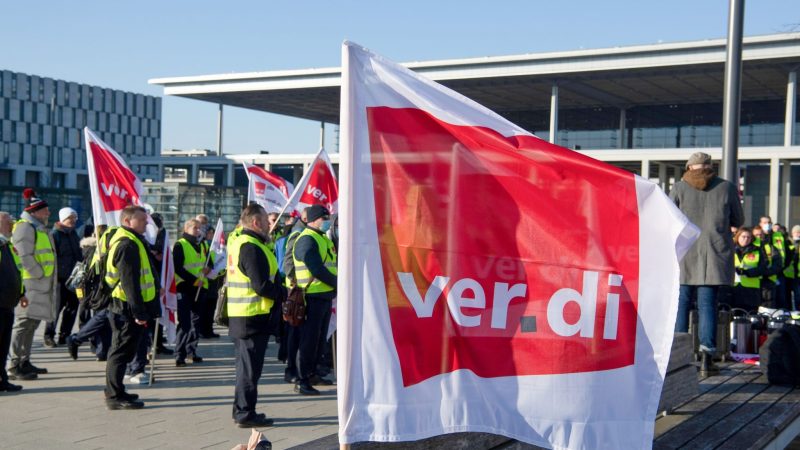 Mitarbeiter des Sicherheitspersonals unter anderem am Berliner Flughafen BER streiken heute im Zuge des Tariskonflikts. Viele Flugzeuge können nicht abheben.