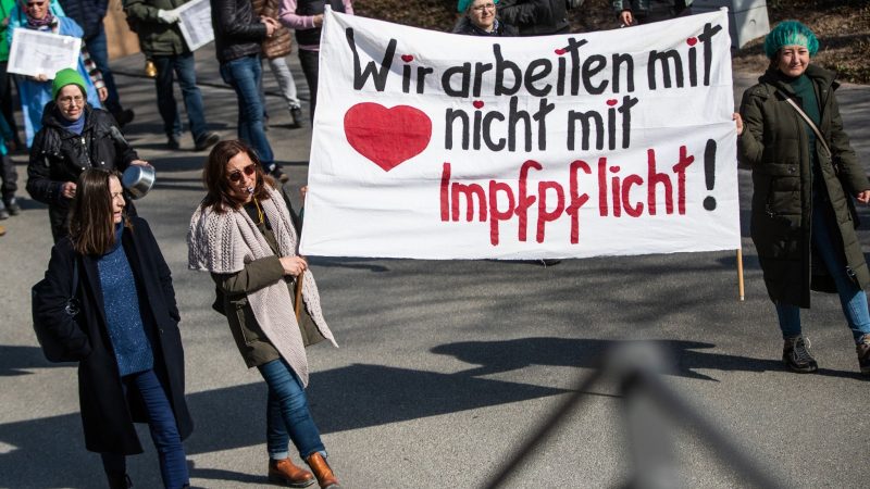 Menschen demonstrieren im baden-württembergischen Crailsheim gegen die Corona-Maßnahmen der Bundesregierung.