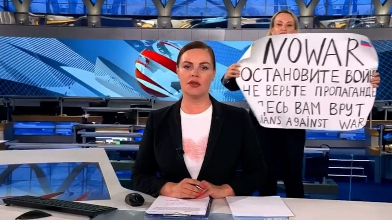 In Russland ist es Medien verboten, den russischen Einmarsch in die Ukraine als «Krieg» oder «Invasion» zu benennen - eine Frau tat in einer Nachrichtensendung genau das.