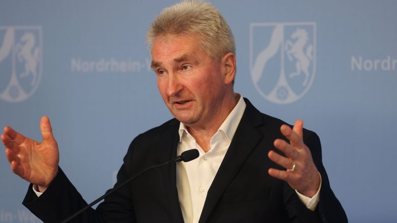 Andreas Pinkwart (FDP), Wirtschaftsminister in Nordrhein-Westfalen, hält eine Laufzeitverlängerung der drei verbliebenen Atomkraftwerke in Deutschland für möglich.