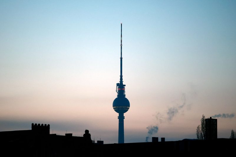 Ein neuer Tag beginnt in der Hauptstadt: Der Berliner Fernsehturm setzt sich im Morgenlicht vom nahezu wolkenfreiem Himmel ab.