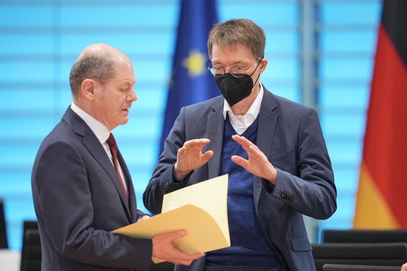 Wie geht es weiter mit den Corona-Maßnahmen? Kanzler Scholz und Gesundheitsminister Lauterbach sprechen am Rande der Kabinettssitzung.