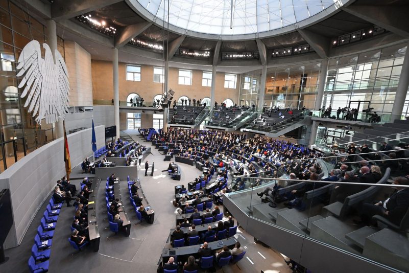 Bundestag und Länderchefs beraten zu Corona-Impfpflicht