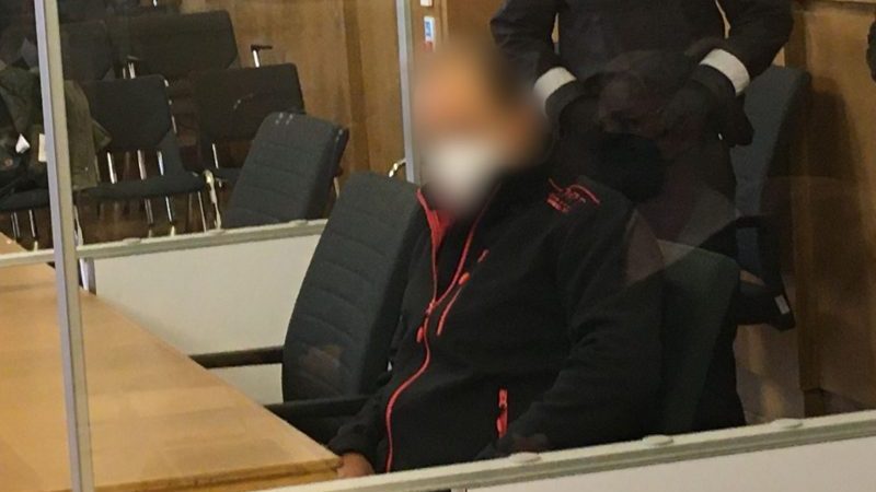 Ein 54 Jahre alter Angeklagter sitzt im Schwurgerichtssaal des Landgerichts Osnabrück. Das Gericht verurteilte den Mann wegen Mordes an einer 23 Jahre alten Frau im September 2015 zu einer lebenslangen Freiheitsstrafe.