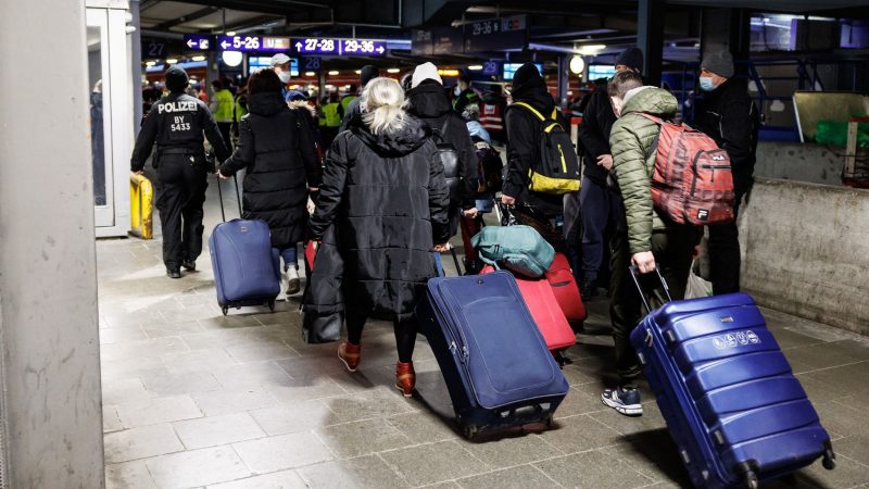 Zahlreiche Flüchtlinge aus der Ukraine gehen nach ihrer Ankunft mit einem Sonderzug mit circa 400 Flüchtlingen aus der Ukraine zur Registrierung am Münchner Hauptbahnhof.