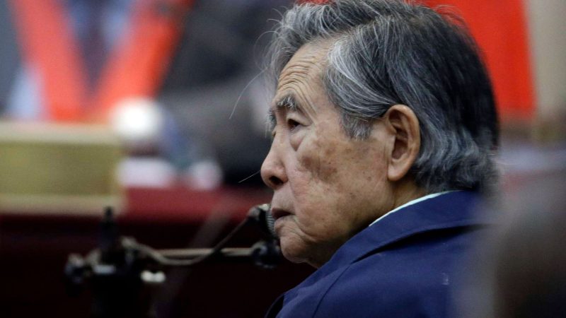 Perus ehemaliger Präsident Alberto Fujimori in einem Gerichtssaal auf einer Militärbasis. Mehr als zehn Jahre vor Ablauf seiner Haftstrafe wegen Menschenrechtsverletzungen soll Fujimori 2022 freikommen.