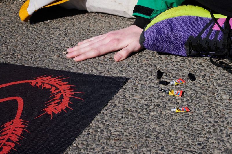 Die Klimaaktivisten der Initiative «Letzte Generation» lassen nicht locker: Heute streikten sie erneut gegen Lebensmittelverschwendung in Berlin, indem sie sich mit Sekundenkleber auf einer viel befahrenen Straße auf dem Boden anklebten.
