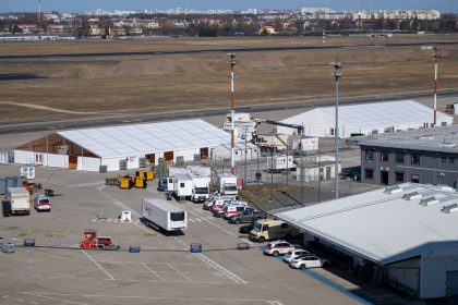 Betten und Kinderbilder – neues Leben auf Flughafen Tegel