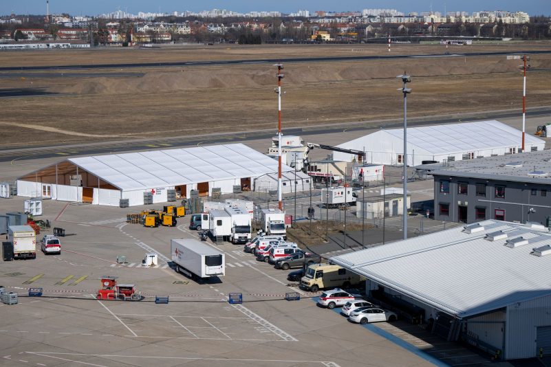 Versorgungszelte stehen auf dem Rollfeld des ehemaligen Flughafens Berlin-Tegel.
