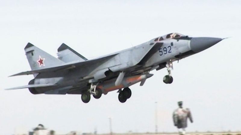Ein MiG-31 Kampfflugzeug, das mit der neuen Kinzhal («Kinschal»)-Hyperschall-Rakete bestückt ist.