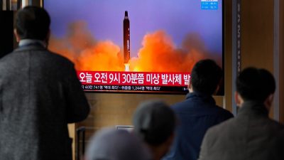 Nordkorea feuert Raketen aus Mehrfachraketenwerfer ab