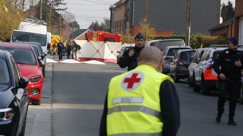 Einsatzkräfte treffen am Unglücksort Strepy-Bracquegnies ein. In Belgien ist bei einer Karnevalsveranstaltung ein Fahrzeug in eine Menschengruppe gefahren.