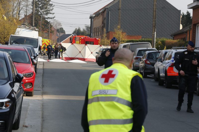 Einsatzkräfte treffen am Unglücksort Strepy-Bracquegnies ein. In Belgien ist bei einer Karnevalsveranstaltung ein Fahrzeug in eine Menschengruppe gefahren.