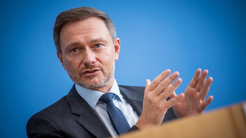 Christian Lindner (FDP), Bundesminister der Finanzen, während einer Pressekonferenz in Berlin.
