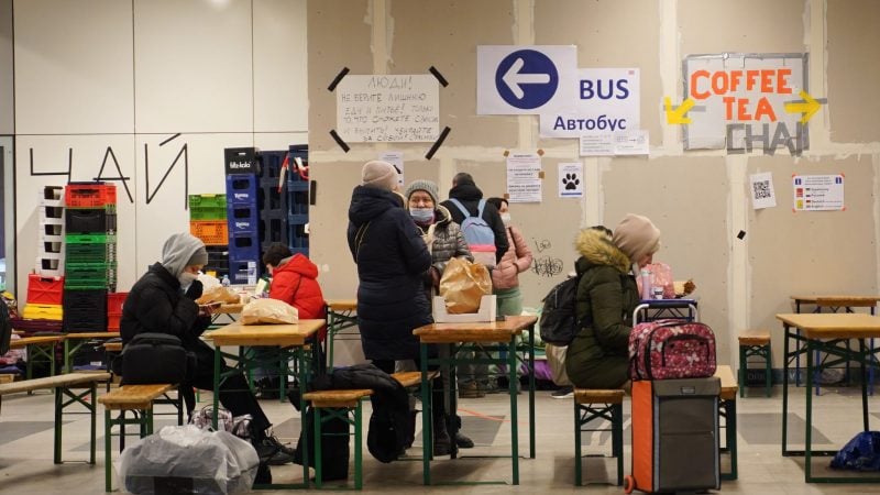 Nahrung und Tipps für die Weiterfahrt erhalten ukrainische Flüchtlinge an einer Anlaufstelle im Berliner Hauptbahnhof.