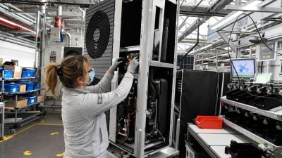 Eine Mitarbeiterin der Firma Vaillant montiert eine Wärmepumpe im Stammwerk des Unternehmens in Remscheid.