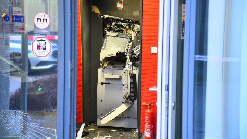 Ein gesprengter Geldautomat in einem Bankgebäude in Heidelberg.