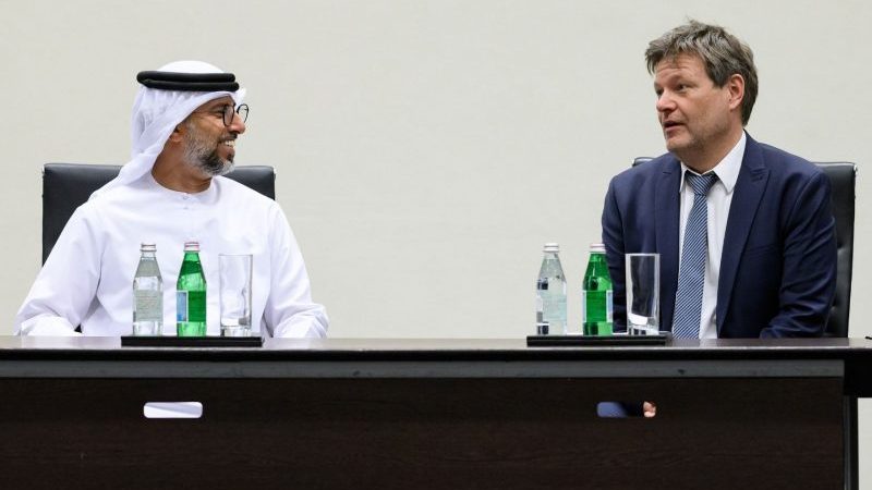Wirtschaftsminister Robert Habeck führt in den Vereinigten Arabischen Emiraten (VAE) Gespräche über mögliche Energieimporte.