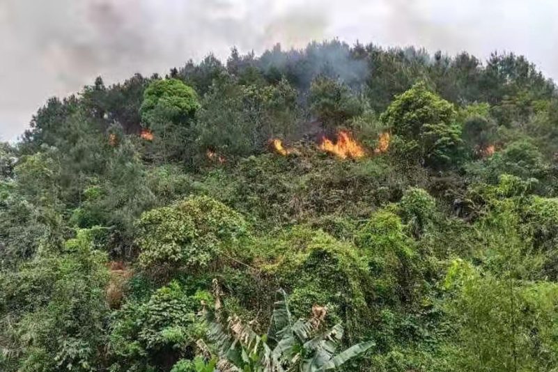 Rauch und Flammen steigen an der Absturzstelle im Kreis Tengxian in der südchinesischen Region Guangxi auf.