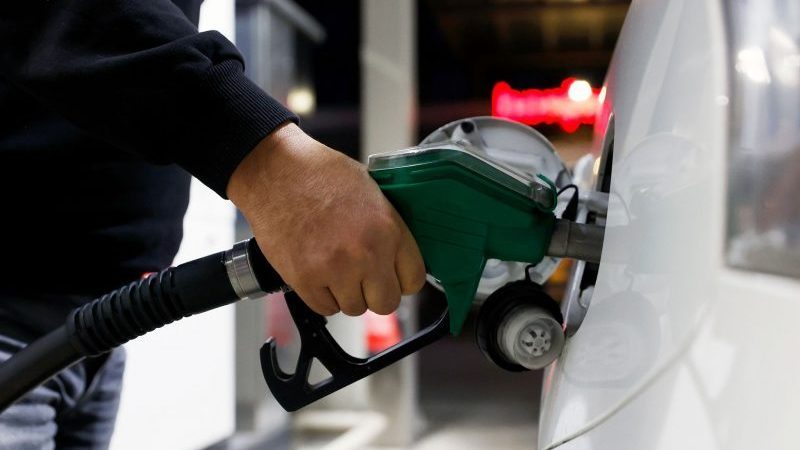 Ein Mann füllt an einer Berliner Tankstelle sein Fahrzeug mit Benzin.