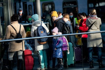 Polizeigewerkschaft fordert “Schutzzonen” für Kriegsflüchtlinge an Bahnhöfen