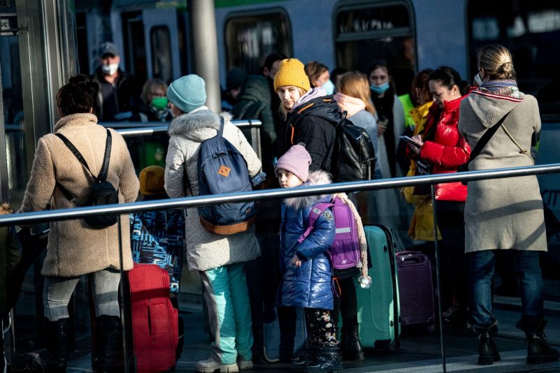 Aus der Ukraine vertriebene Menschen kommen am Berliner Hauptbahnhof an.