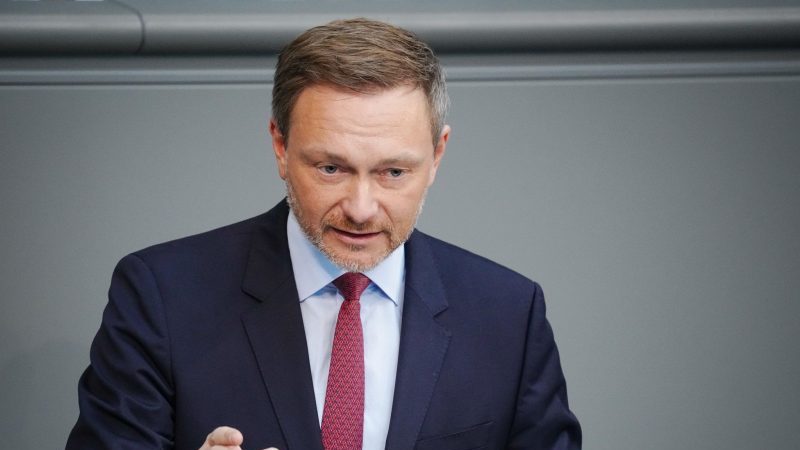 Christian Lindner (FDP), Bundesminister der Finanzen, bringt das Haushaltsgesetz 2022 mit dem Finanzplan des Bundes für 2021-2025 in den Bundestag ein.
