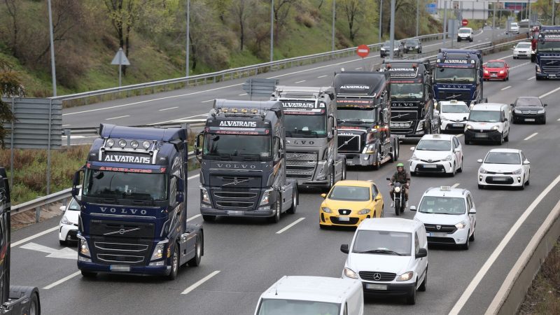 In Spanien streiken die LKW-Fahrer und blockieren wichtige Straßen.