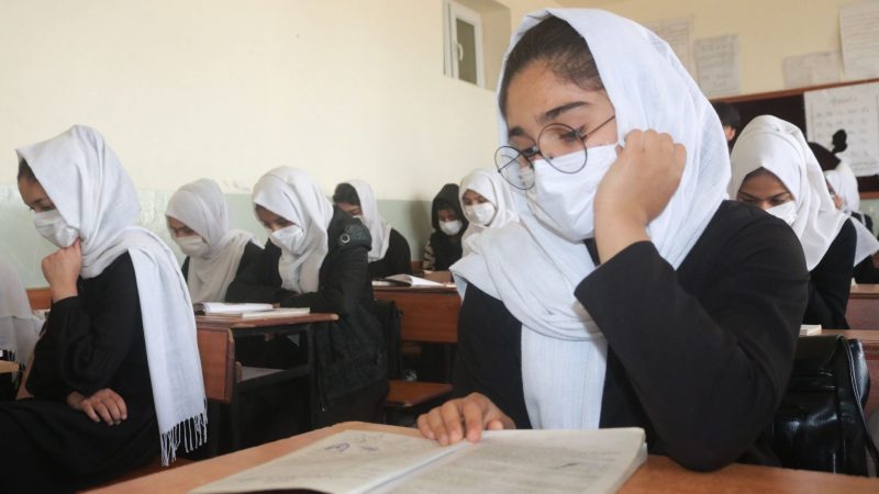 Afghanische Schülerinnen im März 2021 - bevor die Taliban wieder die Macht im Land übernommen haben.