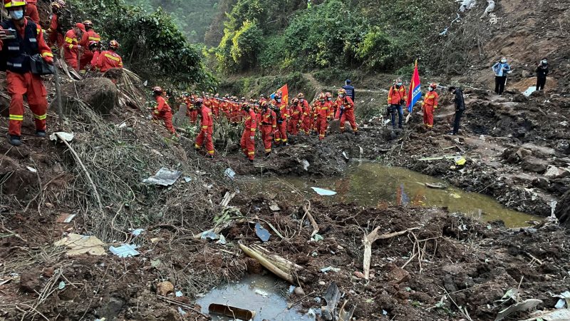 An der Absturzstelle des verunglückten Fluges der China Eastern Airline in Tengxian suchen die Rettungskräfte auf Hochtouren nach Überlebenden. An Bord der Maschine waren 132 Insassen.