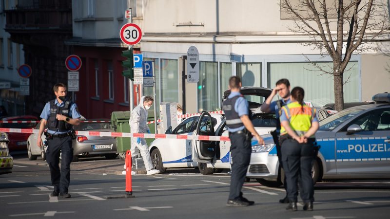 Polizeibeamte arbeiten nach einem Einsatz am Mainzer Aliceplatz.
