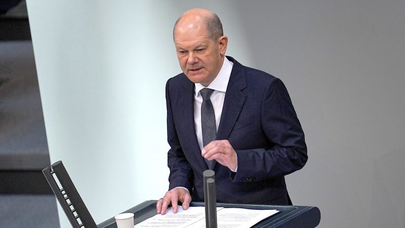 Bundeskanzler Olaf Scholz (SPD), spricht in der Generaldebatte im Plenum im Bundestag.