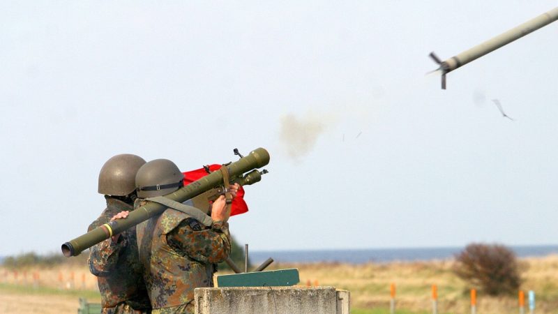 Reservisten der Bundeswehr üben mit der Fliegerfaust «Strela». Deutschland wird weitere Waffen an die Ukraine liefern.