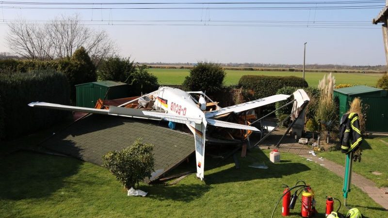 Die beiden Insassen konnten sich selbst aus dem Flugzeug retten.